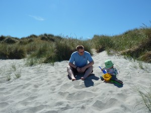 Lek i sanden med pappa