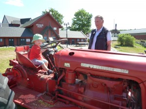 Rasmus och morfar spanar in trakorn på Siggesta gård